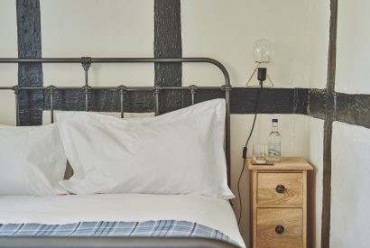 bedroom1 - Lakeside Cottage - Cheshire cottages