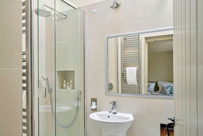A bathroom at Dartington Cottage, Devon
