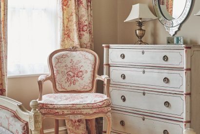 A twin bedroom at Tennyson House, Cotswolds