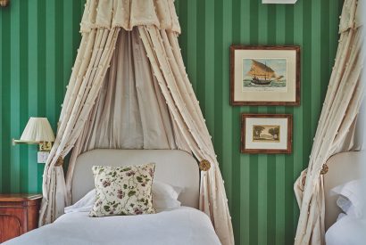 A twin bedroom at Tennyson House, Cotswolds