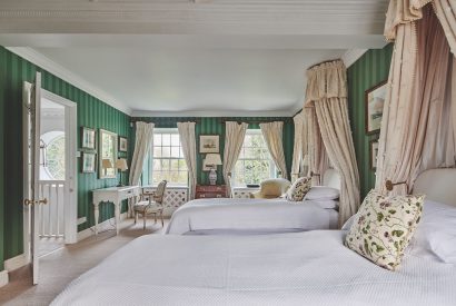A twin bedroom at Tennyson House, Cotswolds