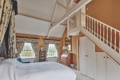 A double bedroom with ensuite at Tennyson House, Cotswolds