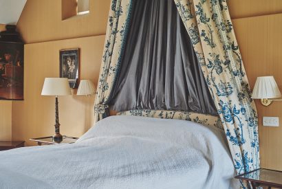 A double bedroom at Tennyson House, Cotswolds
