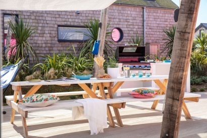 The outdoor dining table at Duna, Cornwall