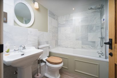A bathroom at Holwell Farmhouse, Devon