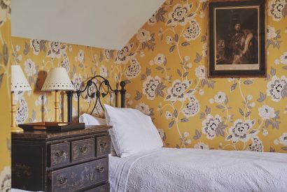 A twin bedroom at Donne Cottage, Cotswolds