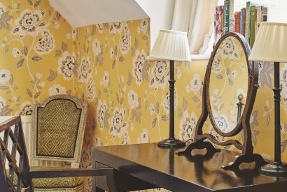 A twin bedroom at Donne Cottage, Cotswolds