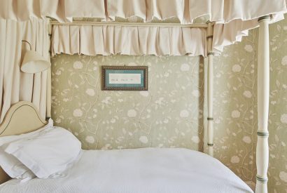 A bedroom at Donne Cottage, Cotswolds