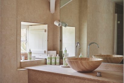 A bathroom at Donne Cottage, Cotswolds