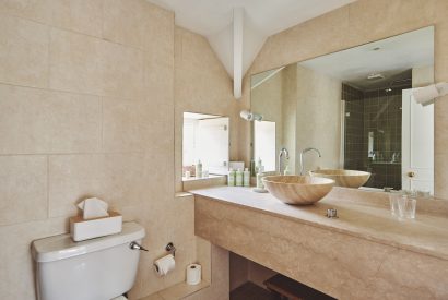 A bathroom at Donne Cottage, Cotswolds