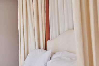 A bedroom at Donne Cottage, Cotswolds