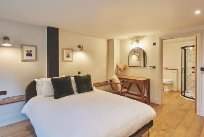 A double bedroom at Farmstay Retreat, Hampshire