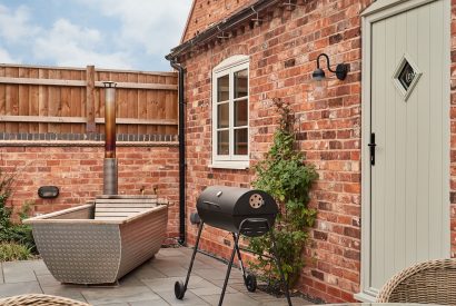 The wood-fired Swedish Hikki hot tub and barbeque in the private garden at Stable Cottage, Worcestershire