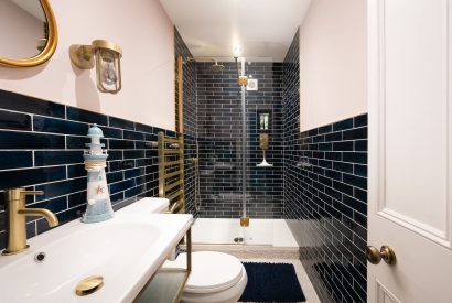 The shared bathroom at Waters Dream, Devon