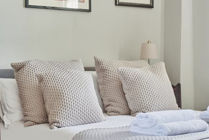 A bed at Roupel East Wing, Devon