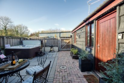 The garden with hot tub at Grindle Cottage, Devon