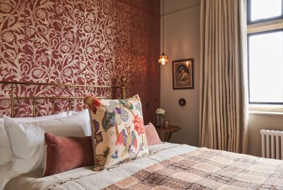 A double bedroom at Lakeside Manor, Cotswolds