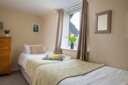 A twin bedroom at Cuckoo Cottage, Devon