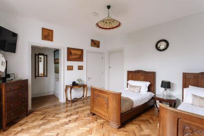 A twin bedroom at Christie Mansion, Isle of Wight
