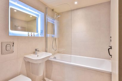 A bathroom at Buckfast Cottage, Devon