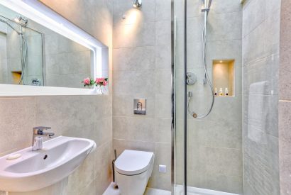 A bathroom at Buckfast Cottage, Devon