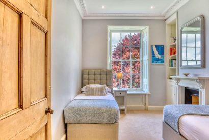 A twin bedroom at Georgian House, Devon