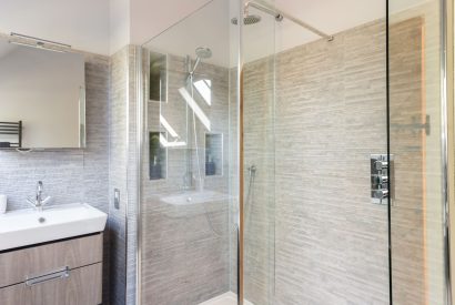 A bathroom at Brightwaters Stables, Hampshire