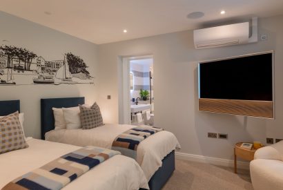 A twin bedroom at Ocean Eyes, Devon