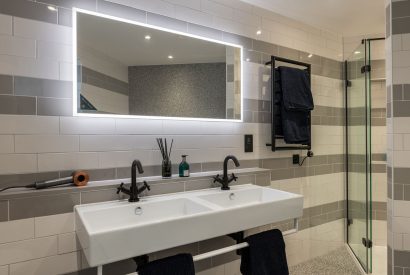 The bathroom at Ocean Eyes, Devon