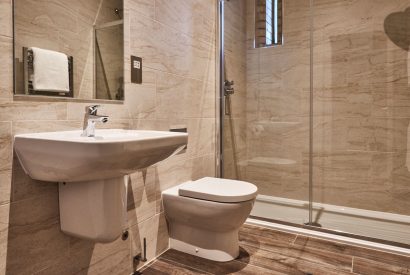 An en-suite bathroom at The Henson, Northumberland