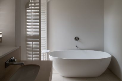 An en-suite bathroom at Muirfield Green, East Lothian