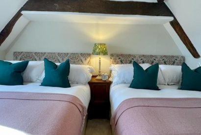 Twin double bedroom at Acacia Cottage, Hampshire