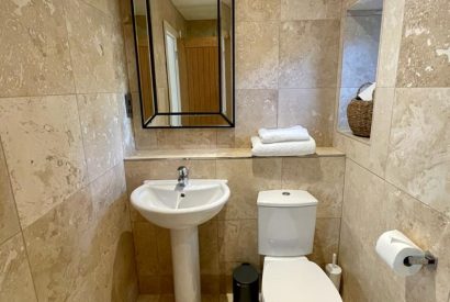 A bathroom at Acacia Cottage, Hampshire