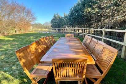 Outdoor dining at Acacia Cottage, Hampshire