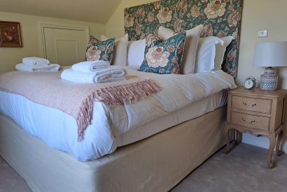 A double bedroom at Evergreen Cottage, Hampshire