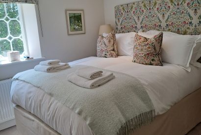 A double bedroom at Evergreen Cottage, Hampshire