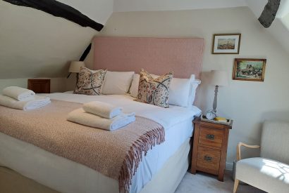 A double bedroom at Evergreen Cottage, Hampshire