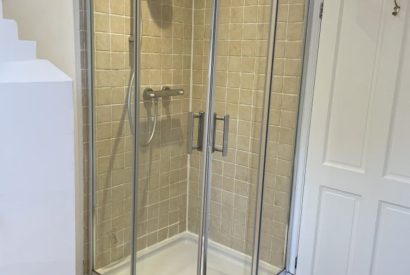 A bathroom at Evergreen Cottage, Hampshire