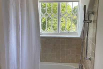 A bathroom at Evergreen Cottage, Hampshire