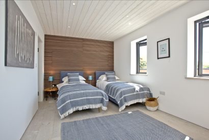 A twin bedroom at Seascape House, Cornwall