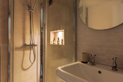 A bathroom at Heartview Cottage, Cotswolds