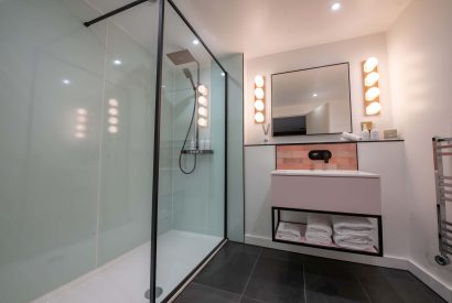 A shower room at Crescent House, Lake District