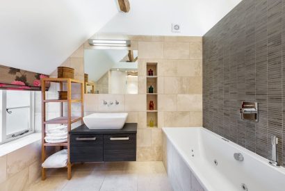 A bathroom at Preedy's Cottage, Cotswolds