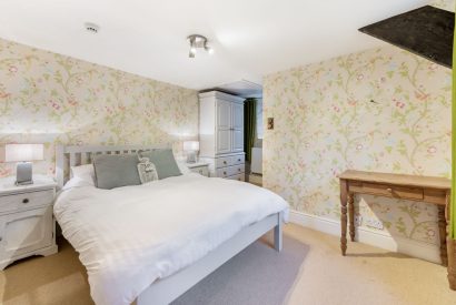 A king size bedroom at Preedy's Cottage, Cotswolds