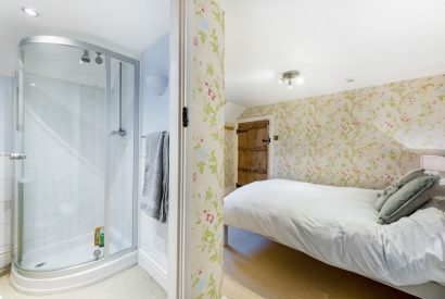 En-suite bathroom at Preedy's Cottage, Cotswolds