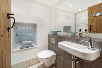 A bathroom at Preedy's Cottage, Cotswolds