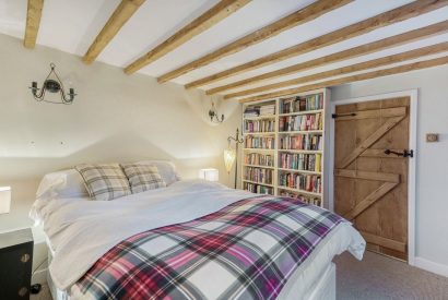 A king size bedroom at Preedy's Cottage, Cotswolds