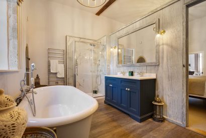 An en-suite bathroom at Priory East Gate, Essex