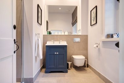An en-suite bathroom at Priory East Gate, Essex