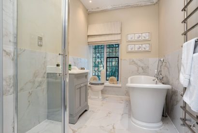 An en-suite bathroom at Priory East Gate, Essex